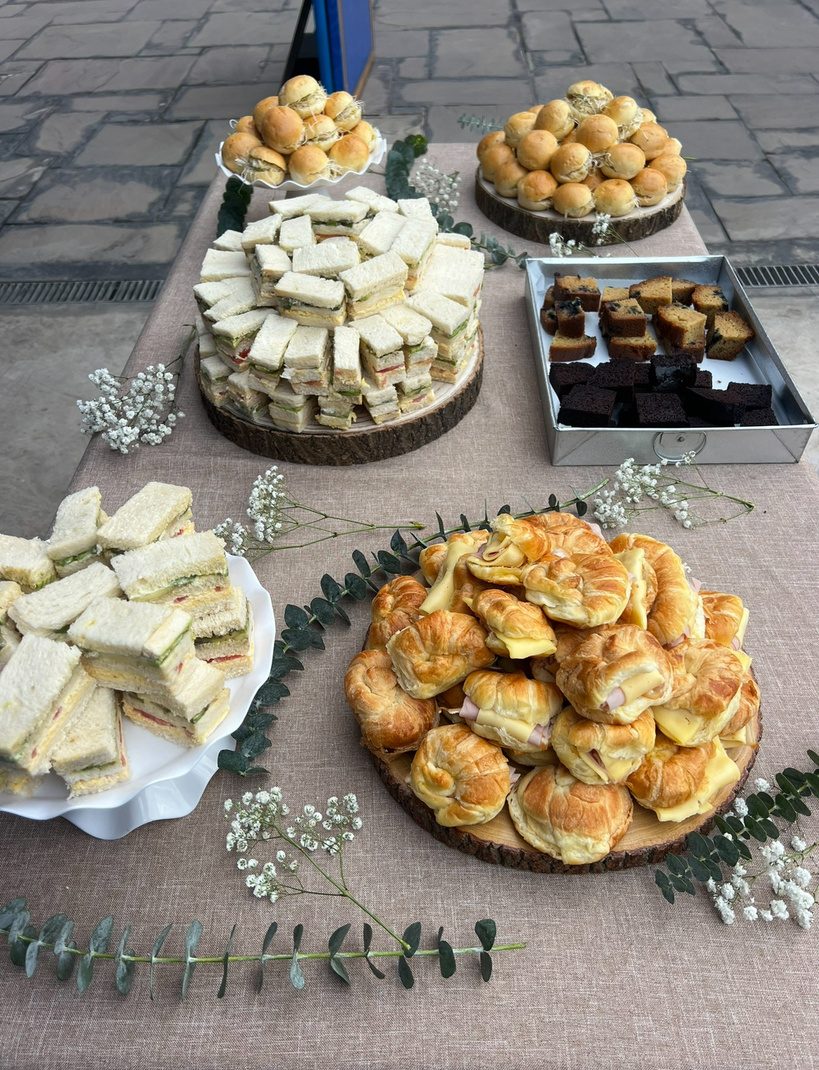 Bandejas de sanguchitos y postres para catering